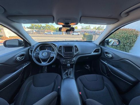 Used 2020 Jeep Cherokee Latitude FWD image 18