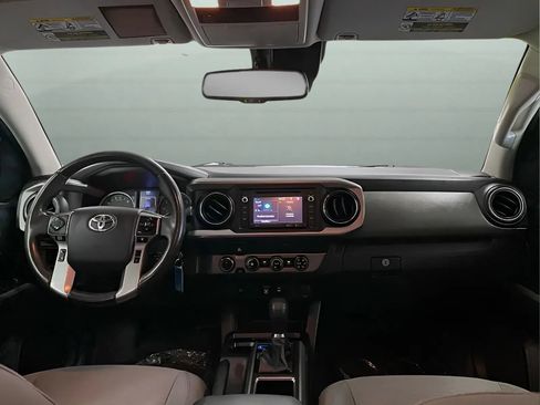Used 2019 Toyota Tacoma SR5 AWD/4WD image 17