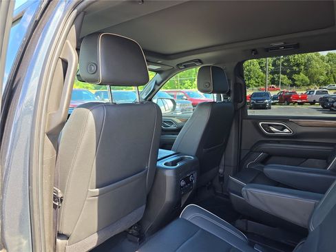 Used 2021 Chevrolet Suburban Premier w/ Premium Package AWD/4WD image 16