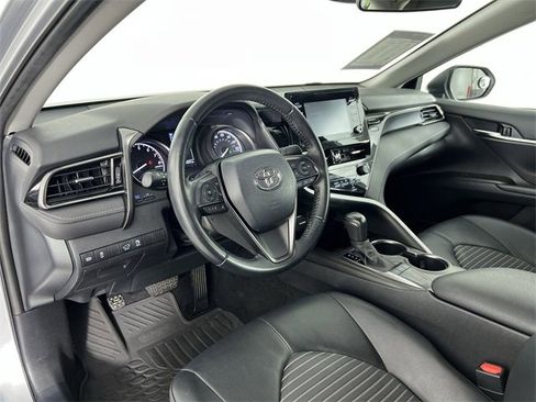Used 2022 Toyota Camry SE image 10