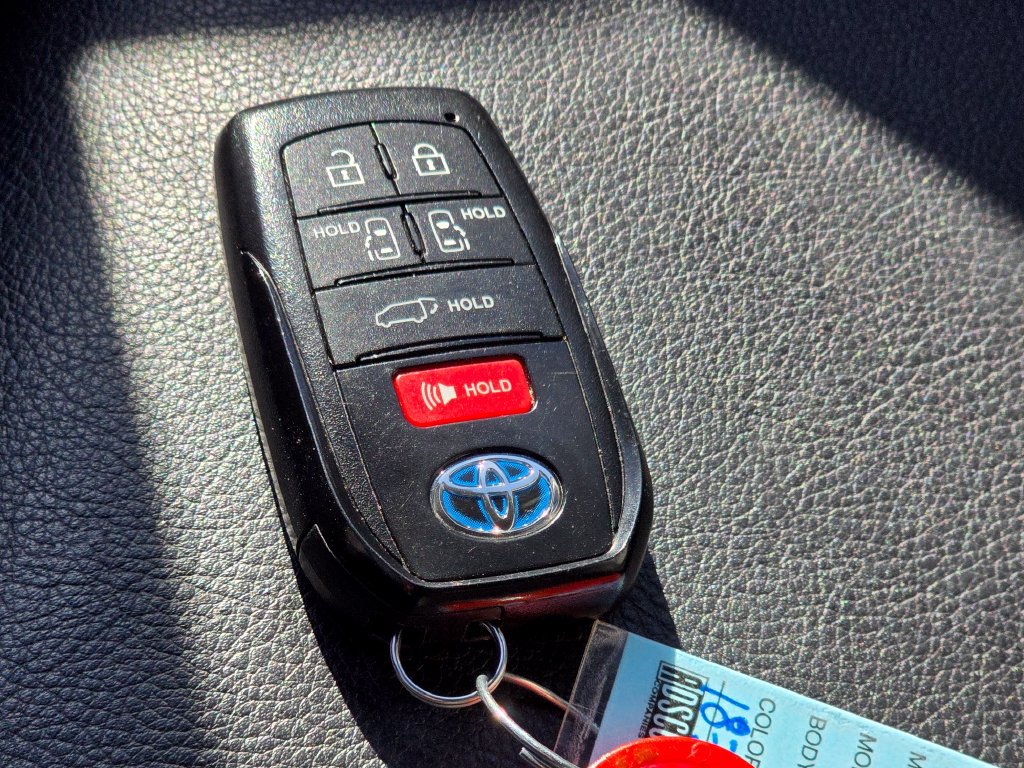 Used 2025 Toyota Sienna XSE AWD/4WD image 33