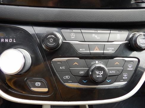 Used 2019 Chrysler Pacifica Touring-L FWD image 16