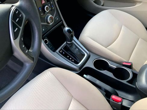 Used 2014 Hyundai Elantra SE w/ Option Group 02 FWD image 17