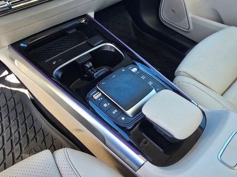 Used 2021 Mercedes-Benz GLB 250 4MATIC w/ Premium Package image 23