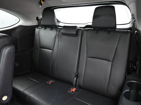 Used 2023 Toyota Highlander Platinum image 32