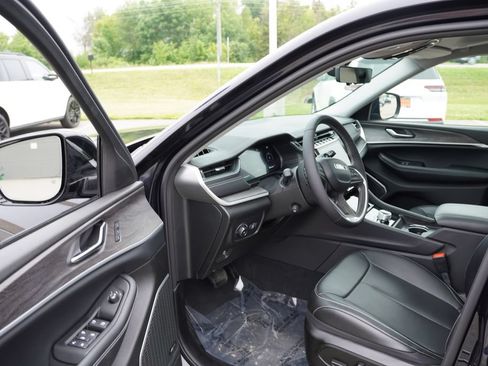Used 2024 Jeep Grand Cherokee Limited w/ Luxury Tech Group II AWD/4WD image 14