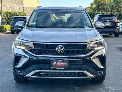 Certified 2023 Volkswagen Taos SE w/ Panoramic Sunroof Package FWD image 2