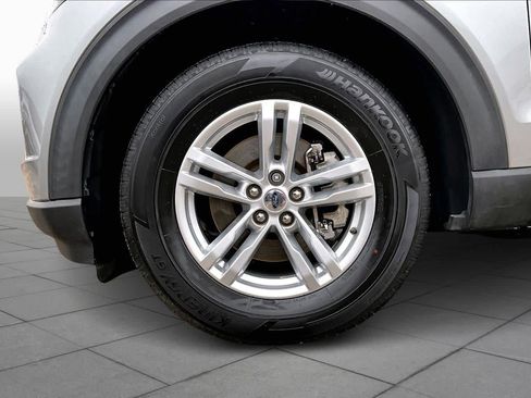 Used 2020 Ford Explorer XLT w/ Equipment Group 202A image 10