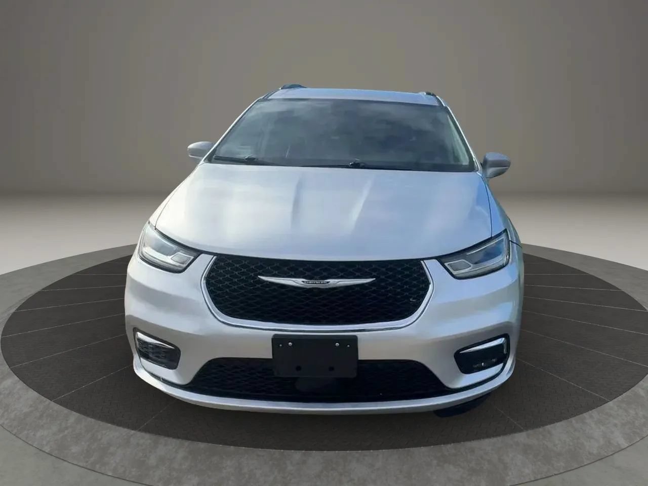 Used 2022 Chrysler Pacifica Touring-L FWD image 2