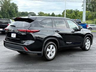 Used 2024 Toyota Highlander LE video 3