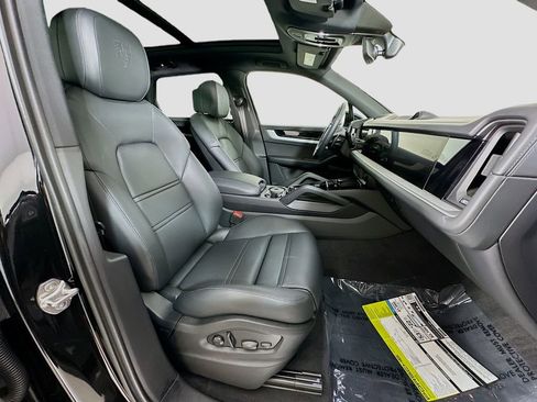 Used 2025 Porsche Cayenne E-Hybrid image 30