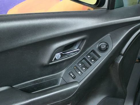 Used 2019 Chevrolet Trax LT w/ LT Convenience Package FWD image 14
