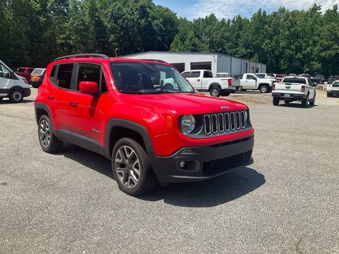Used 2017 Jeep Renegade Latitude AWD/4WD image 3