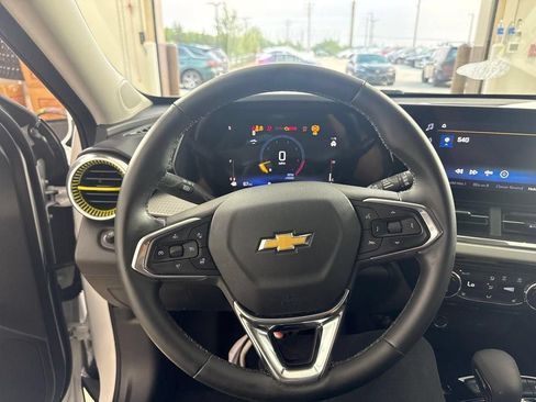 Used 2025 Chevrolet Trax LT w/ Driver Confidence Package FWD image 18