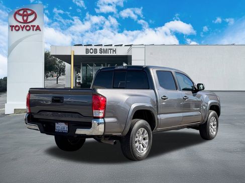 Used 2017 Toyota Tacoma SR5 image 5