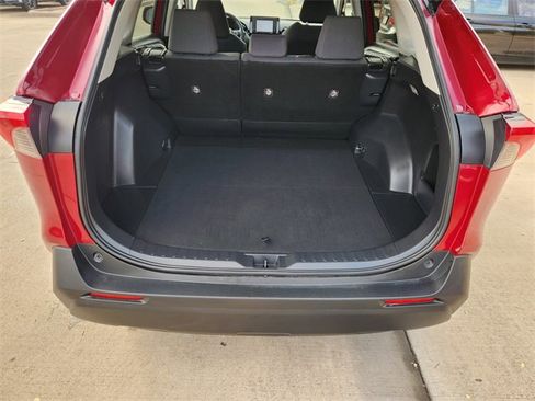 Used 2021 Toyota RAV4 LE image 19