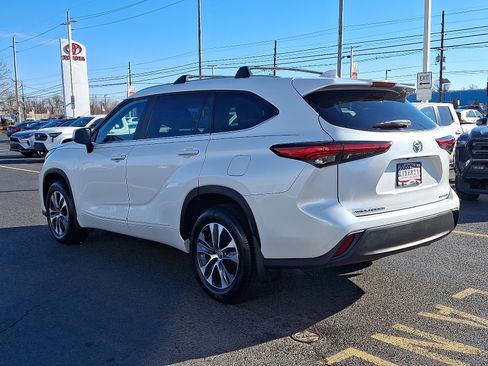 Used 2023 Toyota Highlander XLE image 4