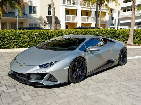 Used 2020 Lamborghini Huracan EVO image 2