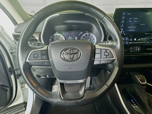 Used 2022 Toyota Highlander XLE FWD image 15