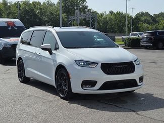 Used 2023 Chrysler Pacifica Touring-L w/ Uconnect Theater Family Group AWD/4WD video 1