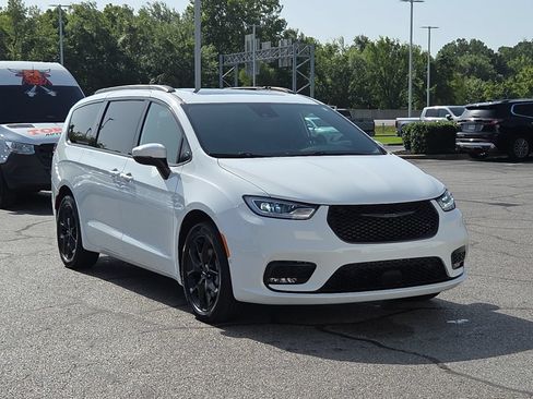 Used 2023 Chrysler Pacifica Touring-L w/ Uconnect Theater Family Group AWD/4WD image 1