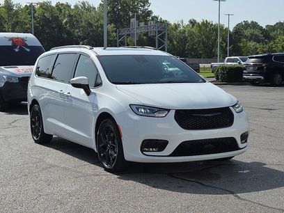 Used 2023 Chrysler Pacifica Touring-L w/ Uconnect Theater Family Group