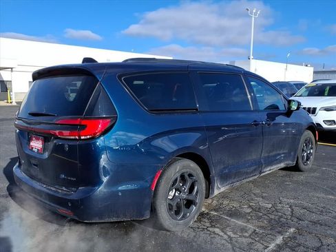 Used 2024 Chrysler Pacifica Premium image 3