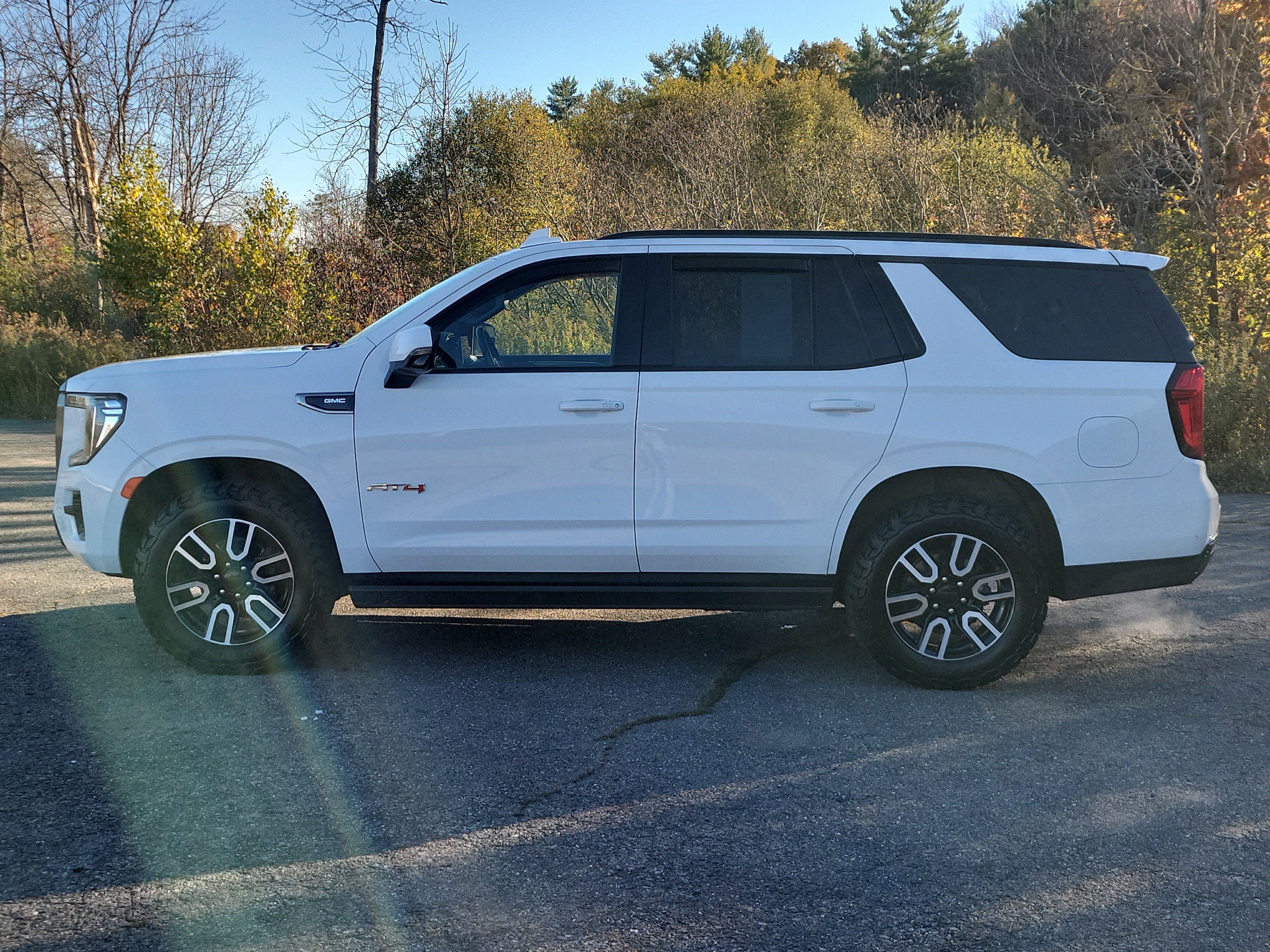 Used 2023 GMC Yukon AT4 w/ AT4 Premium Package AWD/4WD image 8