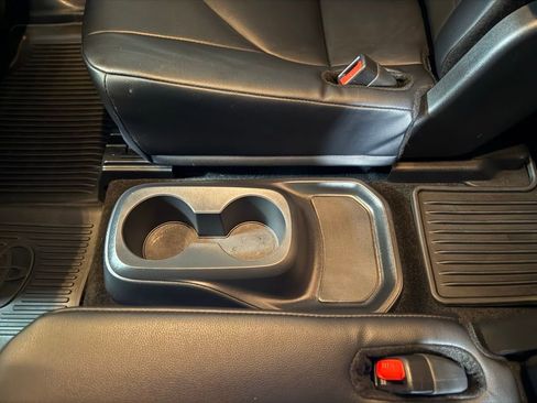 Used 2024 Toyota Highlander XLE image 19