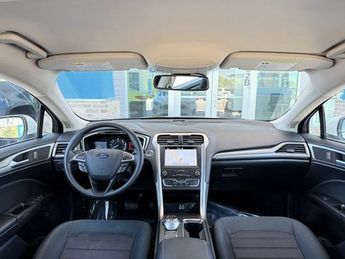 Used 2019 Ford Fusion SE image 2