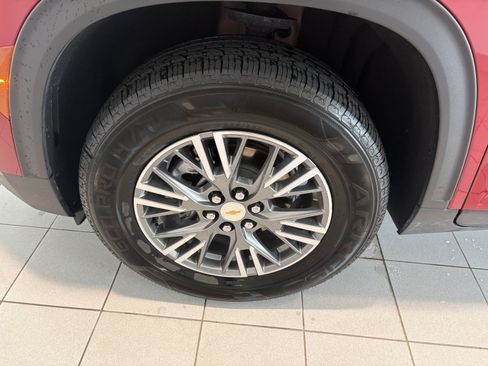 Used 2025 Chevrolet Traverse LT FWD image 4