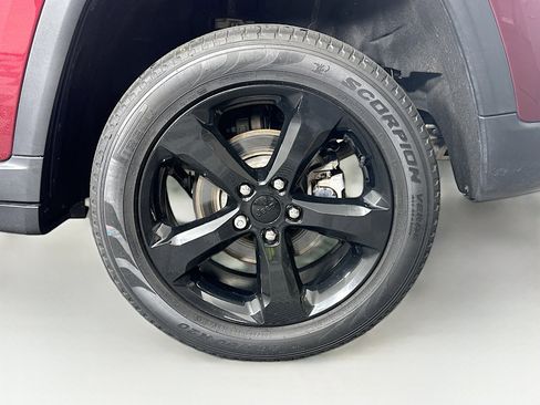 Used 2023 Jeep Grand Cherokee Limited w/ Black Appearance Package AWD/4WD image 11