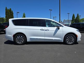 Used 2023 Chrysler Pacifica Limited FWD video 2