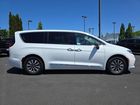 Used 2023 Chrysler Pacifica Limited FWD image 2