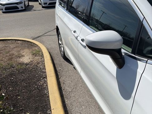 Used 2017 Chrysler Pacifica Touring w/ Tire & Wheel Group image 3