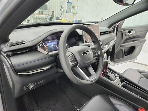 New 2026 Jeep Compass Latitude image 18