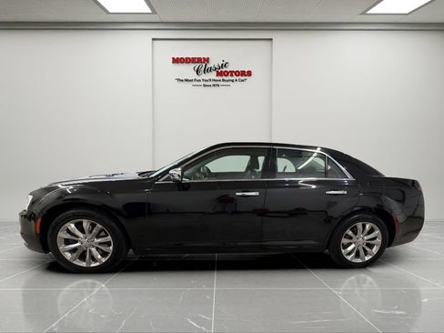 Used 2019 Chrysler 300 Limited AWD/4WD image 2