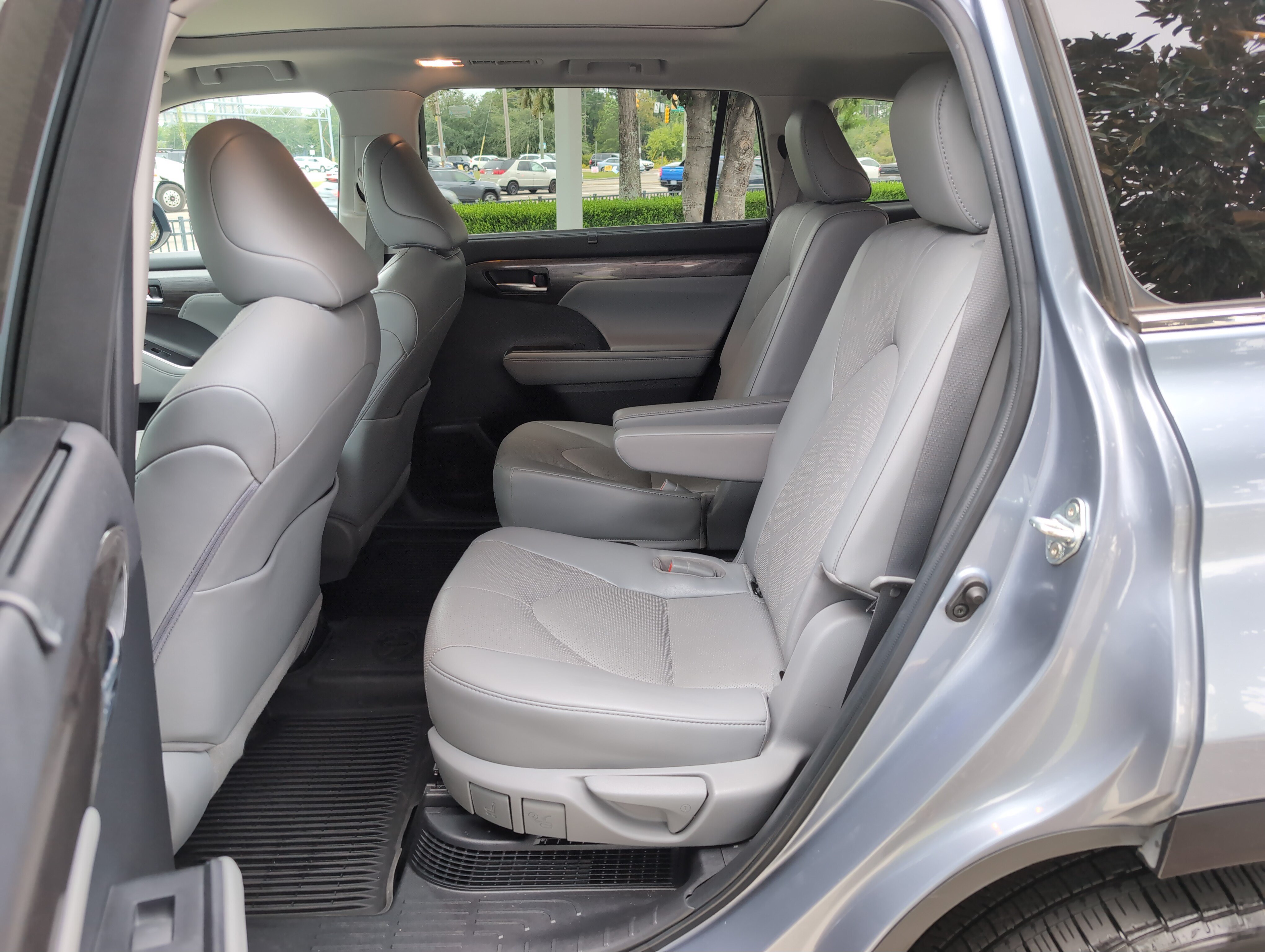 Used 2022 Toyota Highlander Platinum FWD image 30