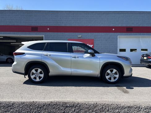 Used 2024 Toyota Highlander LE AWD/4WD image 2
