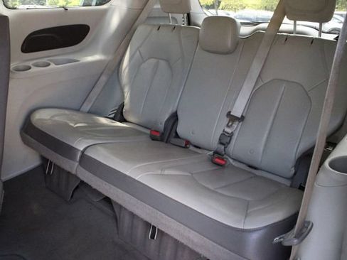 Used 2018 Chrysler Pacifica Touring-L FWD image 14