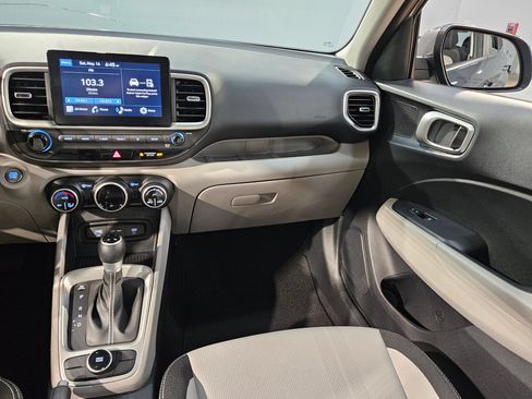Used 2025 Hyundai Venue SEL FWD image 11