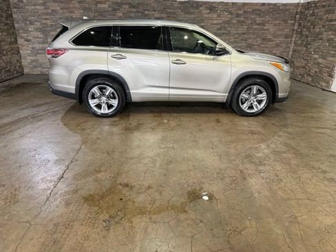 Used 2015 Toyota Highlander Limited w/ Driver Technology Package AWD/4WD image 4