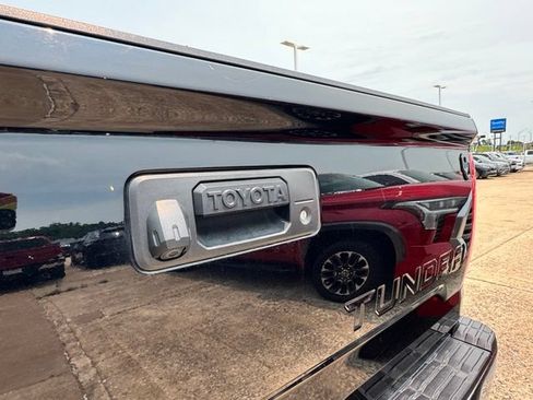 Used 2020 Toyota Tundra SR5 w/ SR5 Leather Package AWD/4WD image 15