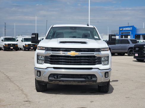 Used 2024 Chevrolet Silverado 2500 LT AWD/4WD image 2