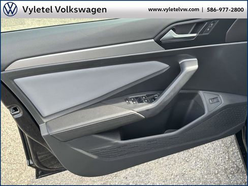 Certified 2025 Volkswagen Jetta SE w/ Sunroof Package image 15