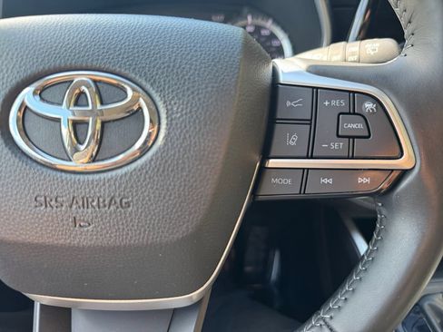 Used 2024 Toyota Highlander XLE AWD/4WD image 30
