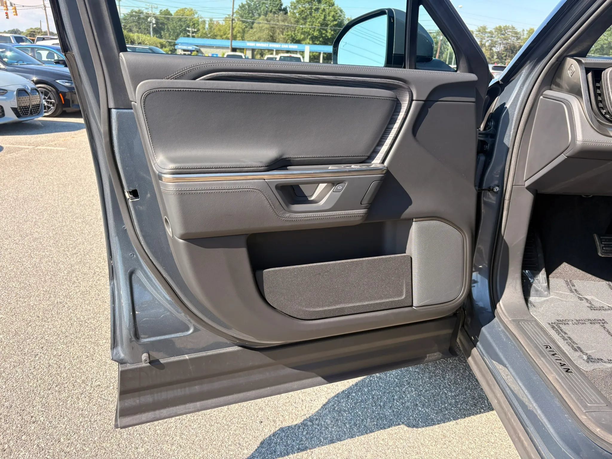 Used 2025 Rivian R1S Adventure Dual AWD/4WD image 9