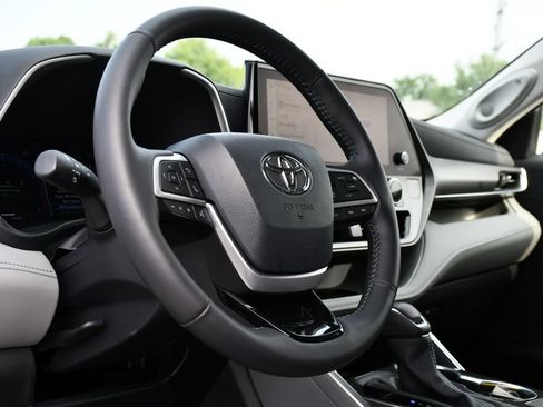 Used 2024 Toyota Highlander Limited FWD image 15
