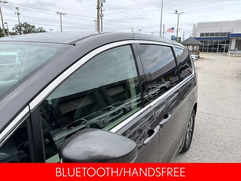 Used 2023 Chrysler Pacifica Touring-L FWD image 13
