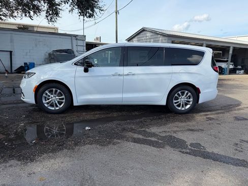 New 2026 Chrysler Pacifica Select FWD image 3